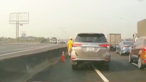 Ngày đầu thông xe cao tốc Trung Lương – Mỹ Thuận: Tài xế lúng túng hướng rẽ và nhập làn