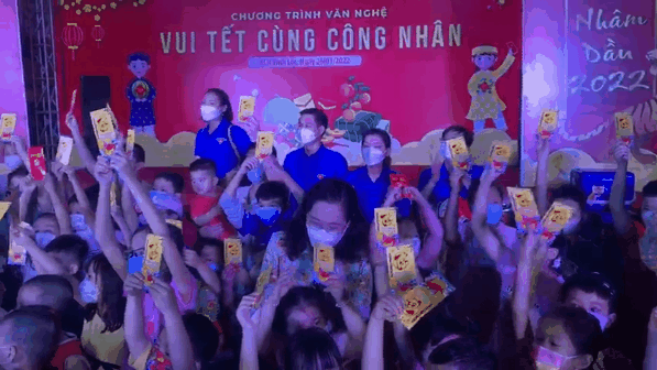 Chủ tịch HĐND TPHCM Nguyễn Thị Lệ trao quà công nhân ở lại TPHCM dịp tết