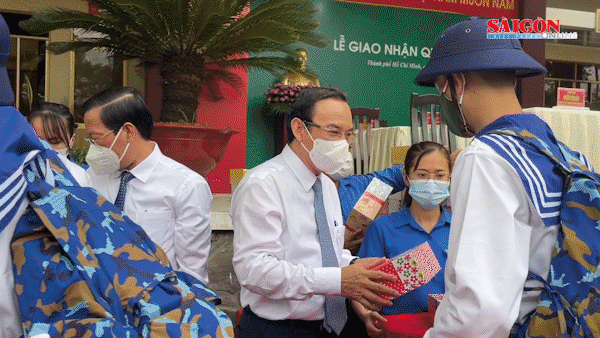 Bí thư Thành ủy TPHCM Nguyễn Văn Nên thăm hỏi, động viên thanh niên lên đường nhập ngũ