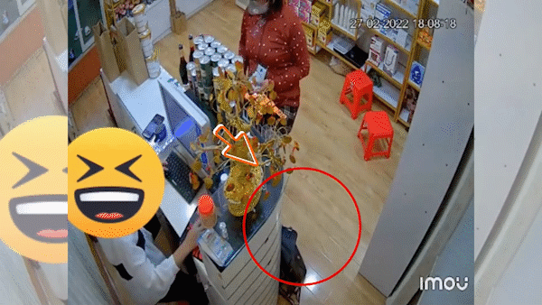 Vào cửa hàng mua đồ, người phụ nữ dùng chân móc trộm ví trong ba lô ngay quầy thanh toán