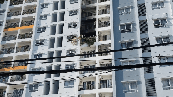 Vụ cháy chung cư 2 người tử vong: Nghi do dùng xăng đốt