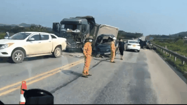 Tai nạn liên hoàn 5 ô tô trên cao tốc Nội Bài - Lào Cai