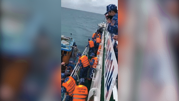 Cảnh sát biển đưa ngư dân bị nạn trên đảo Lý Sơn vào bờ cấp cứu