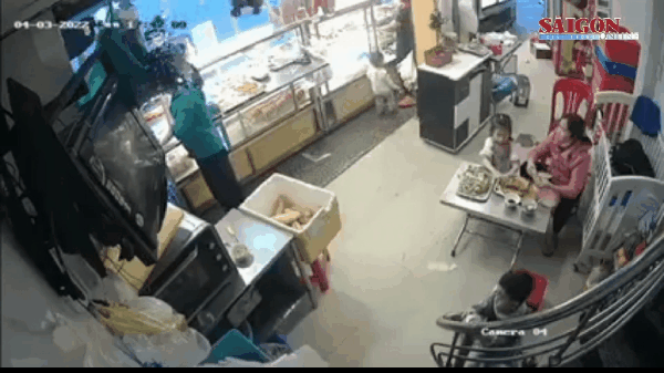Đà Nẵng: Ô tô điên lao vào tiệm bánh mì, nhiều người bị thương