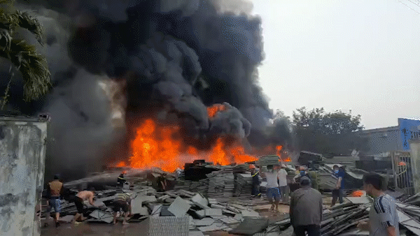 Cháy lớn tại xưởng sản xuất đồ gỗ ở TP Quy Nhơn