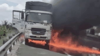 Xe tải chở nhớt bốc cháy ngùn ngụt, gây kẹt xe nghiêm trọng trên cao tốc Trung Lương - TPHCM