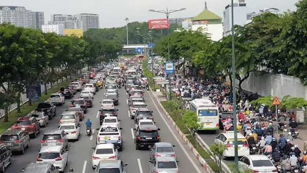 Nhiều người suýt lỡ chuyến bay vì kẹt xe kéo dài trên đại lộ Phạm Văn Đồng hướng về sân bay Tân Sơn Nhất