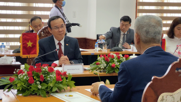 Tăng cường hợp tác giữa TPHCM và thủ đô Vientiane