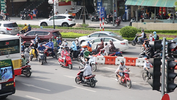 Hàng nghìn xe máy vô tư đi ngược chiều tại nút giao Ngã Tư Sở, Hà Nội