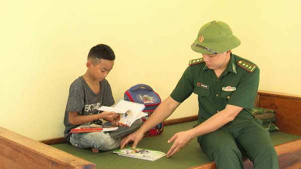Bộ đội Biên phòng Hà Tĩnh đỡ đầu, giúp nhiều học sinh vùng biên giới đến trường