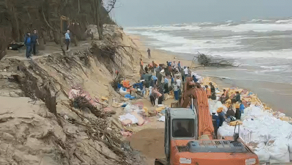 Bộ đội cùng người dân tham gia ứng cứu sạt lở bờ biển