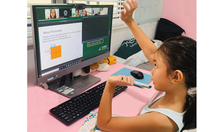 A primary student is learning online at home (Photo: SGGP)