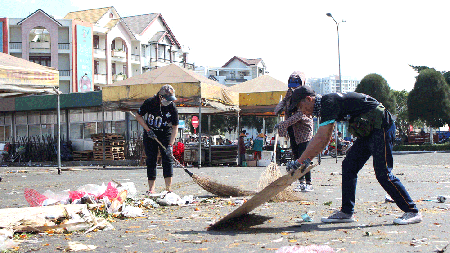 Volunteers of the Earth Hour campaign are cleaning their neighborhood to make it greener. (Photo: SGGP)