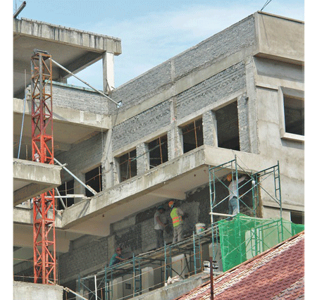 A school is in middle of construction to prepare for the next academic year (Photo: SGGP)