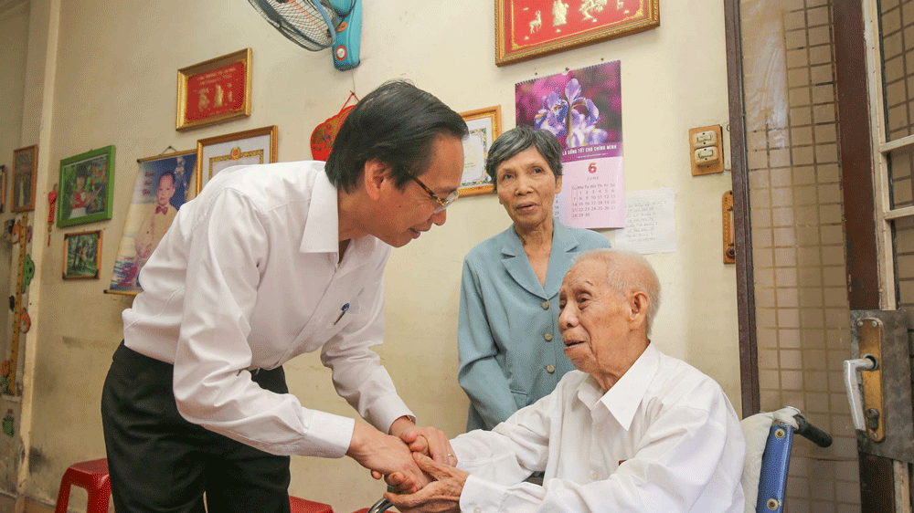 Mr. Liem wishes elderly Nguyen Khai longevity (Photo: SGGP)