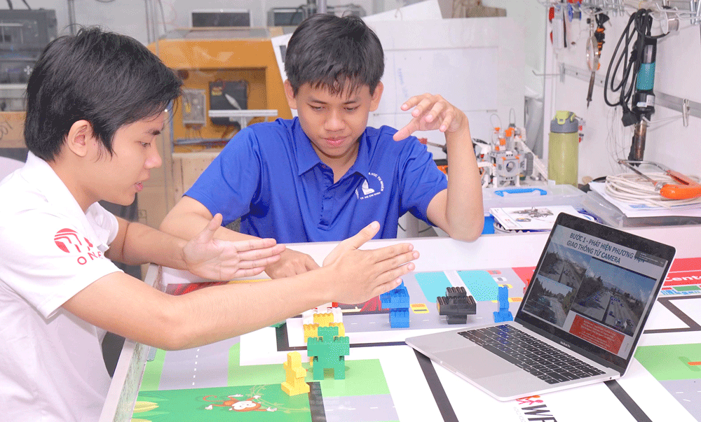 Students of the University of Science (Vietnam National University – HCMC) are researching for smart traffic light systems able to adjust themselves according to traffic density. (Photo: SGGP)