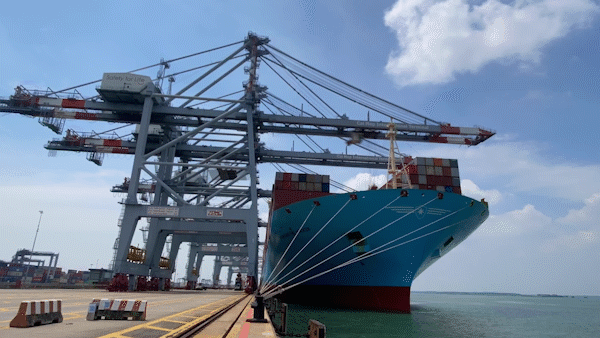 Siêu tàu container lớn nhất thế giới cập cảng Cái Mép