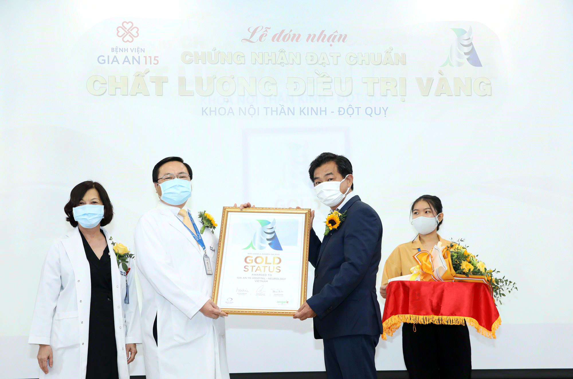 PGS-TS Nguyễn Huy Thắng, Phó Chủ tịch Hội Đột quỵ Việt Nam trao chứng nhận đạt chuẩn "chất lượng điều trị Vàng" cho Bệnh viên Gia An 115