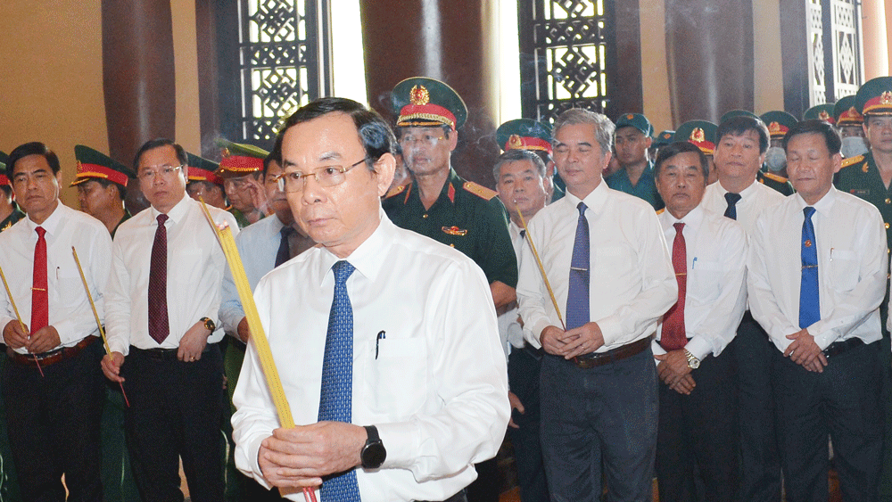 Bí thư Thành ủy TPHCM Nguyễn Văn Nên viếng Đền tưởng niệm Liệt sĩ Bến Dược