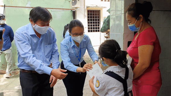Tặng sách vở và thiết bị học online cho học sinh nghèo quận Phú Nhuận