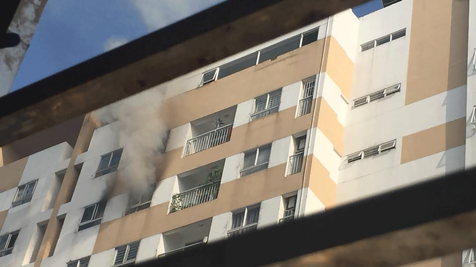 VIDEO: Fire breaks out Hung Ngan Apartment, HCMC