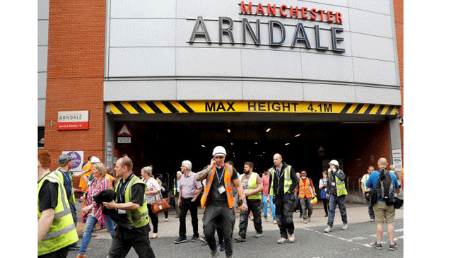 Người dân chạy ra khỏi trung tâm mua sắm Arndale, ở Manchester, Anh ngày 23-5-2017 vì được sơ tán. Ảnh: REUTERS  
