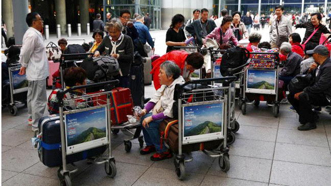 Hành khách chờ đợi nhiều giờ tại sân bay quốc tế Heathrow ở London, Anh, ngày 27-5-2017. Ảnh: REUTERS  ​