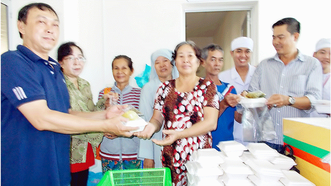 Nhóm thiện nguyện phát cơm dinh dưỡng cho bệnh nhân suy thận tại Bệnh viện Đa khoa Sa Đéc