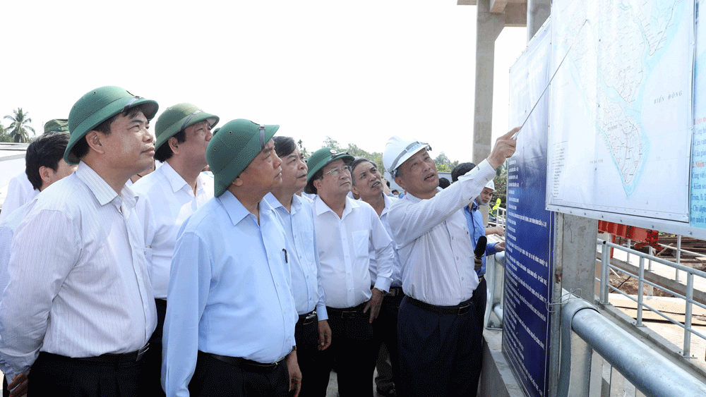 Thủ tướng Nguyễn Xuân Phúc thị sát ảnh hưởng hạn hán và xâm nhập mặn tại cống An Hiệp, huyện Châu Thành, tỉnh Bến Tre. Ảnh: TTXVN