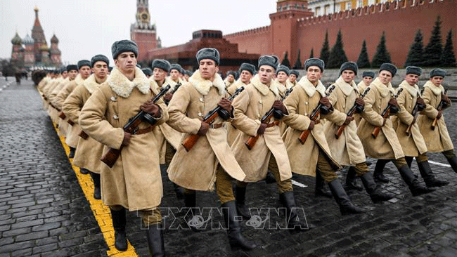 Binh sĩ tham gia tổng duyệt chuẩn bị cho lễ diễu binh kỷ niệm Cách mạng tháng Mười Nga, tại Quảng trường Đỏ ở thủ đô Moskva ngày 5-11-2019. Ảnh: AFP/TTXVN