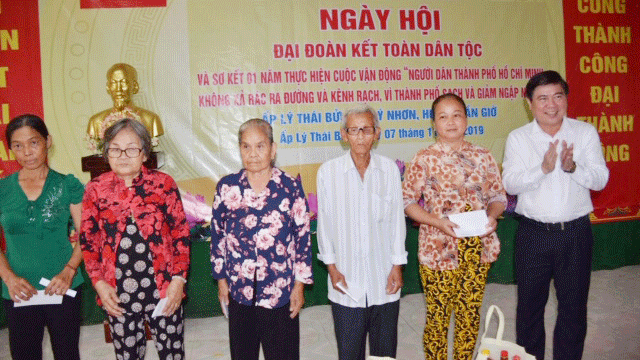 Chủ tịch UBND TPHCM Nguyễn Thành Phong  tặng 5 phần quà tới các hộ dân có hoàn cảnh khó khăn  trong ấp Lý Thái Bửu, xã Lý Nhơn, huyện Cần Giờ