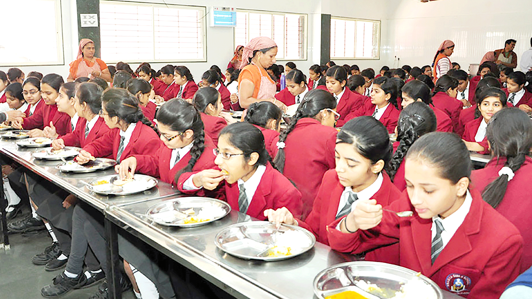 Học sinh Ấn Độ dùng bữa trưa tại trường 