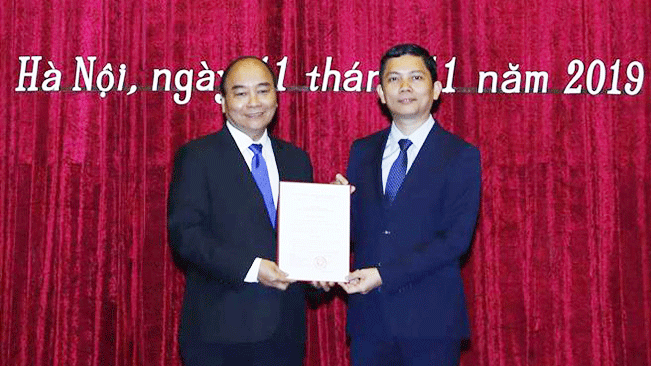 Thủ tướng Nguyễn Xuân Phúc chúc mừng PGS. TS Bùi Nhật Quang. Ảnh: TTXVN