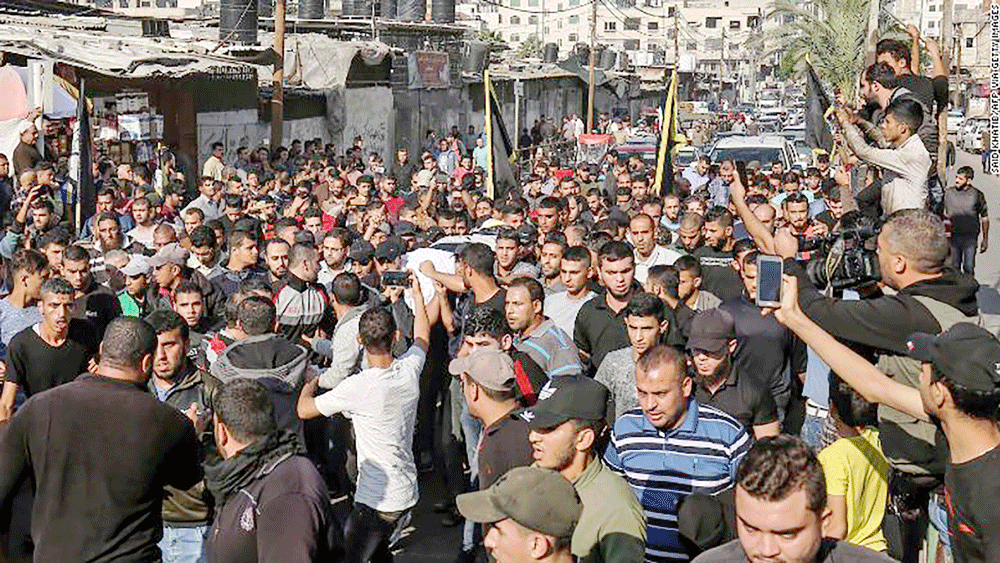 Người dân Palestine mang thi thể của Abu al-Ata phản đối các cuộc không kích của Israel