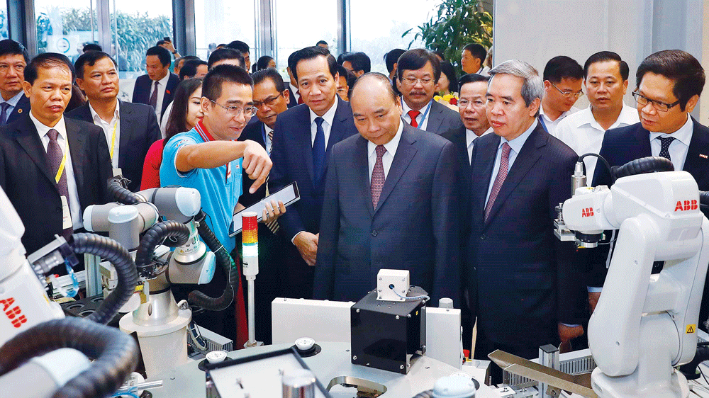 Thủ tướng  Nguyễn Xuân Phúc  tham quan các gian hàng triển lãm tại Diễn đàn Quốc gia nâng tầm kỹ năng lao động Việt Nam. Ảnh: TTXVN