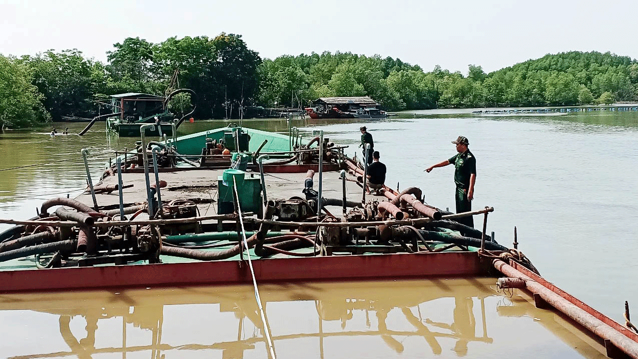 Bộ đội Biên phòng TPHCM bắt giữ các tàu khai thác cát lậu trên vùng biển Cần Giờ (tháng 11-2019)