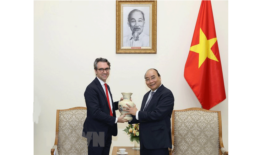 Thủ tướng Nguyễn Xuân Phúc tặng quà lưu niệm Đại sứ, Trưởng phái đoàn Liên minh châu Âu (EU) tại Việt Nam. Ảnh: TTXVN