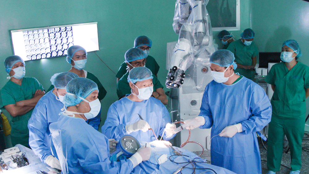 Th.S - bác sĩ Chu Tấn Sĩ cùng đồng nghiệp phẫu thuật cho người bệnh