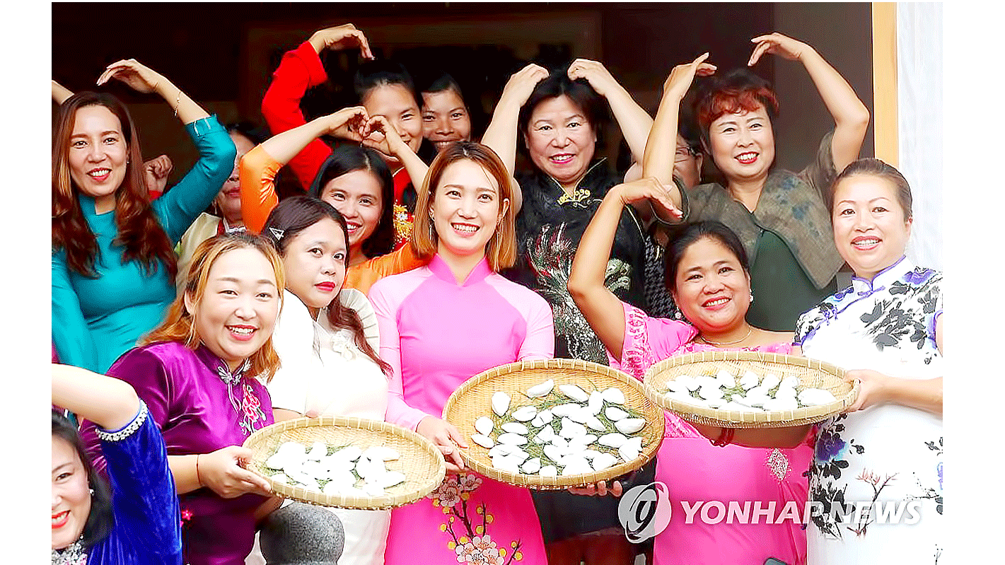 Các cô dâu nước ngoài khoe những chiếc bánh gạo tự làm cho ngày Tết Chuseok của Hàn Quốc tại trung tâm TP Gongju. Ảnh: Yonhap