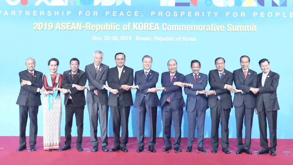 Thủ tướng Nguyễn Xuân Phúc, Tổng thống Hàn Quốc Moon Jae-in  và các trưởng đoàn tham dự hội nghị. Ảnh: TTXVN