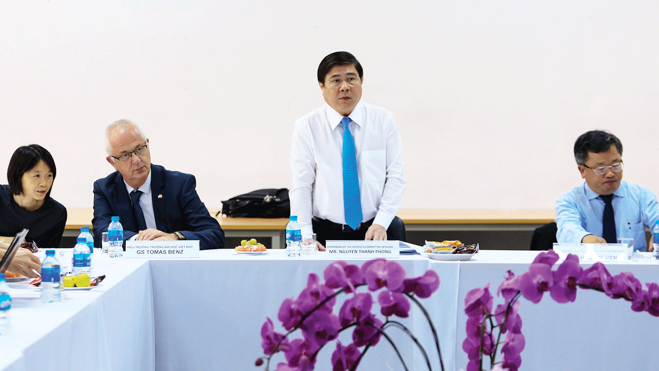 Chủ tịch UBND TPHCM Nguyễn Thành Phong  phát biểu tại buổi làm việc