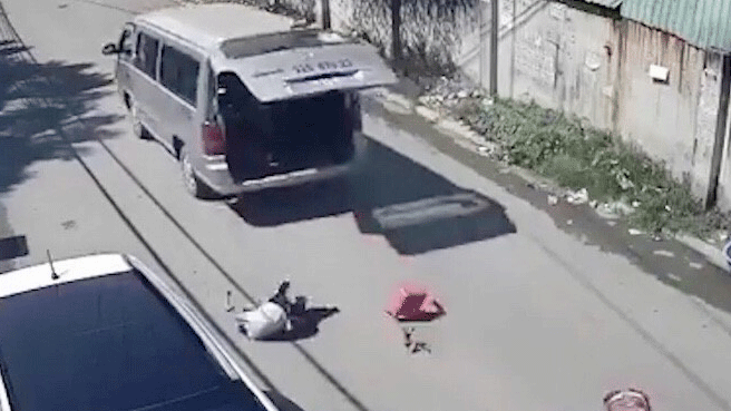 Vụ xe đưa rước làm 2 học sinh rơi xuống đường: Tài xế sử dụng bằng giả