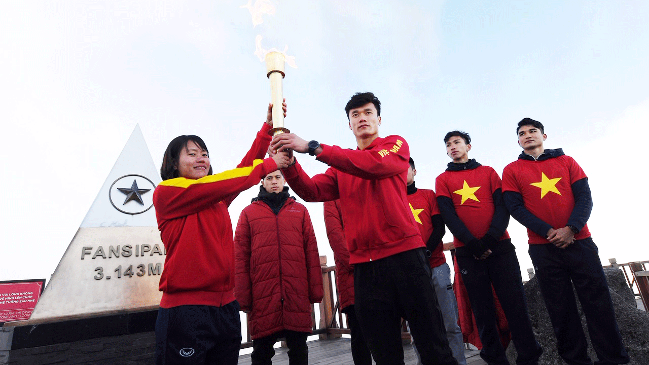 Các tuyển thủ U23 Việt Nam rước đuốc, truyền lửa cho đội tuyển bóng đá nữ quốc gia trên đỉnh Fansipan