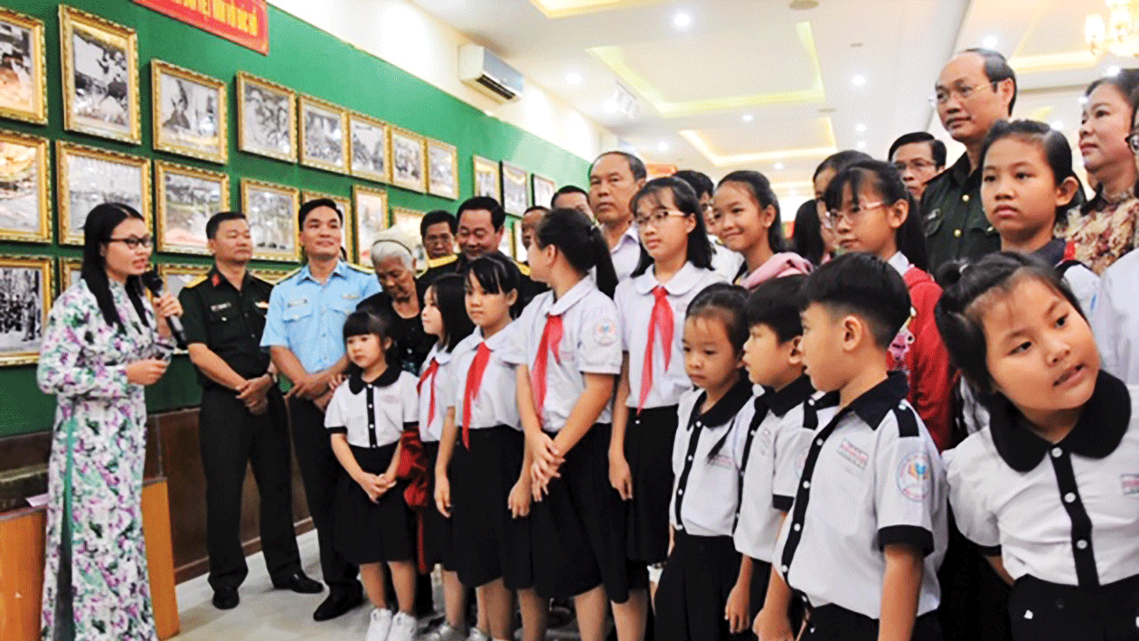 Các em học sinh Trường Tiểu học Nguyễn Thanh Tuyền (quận Phú Nhuận) tham quan triển lãm