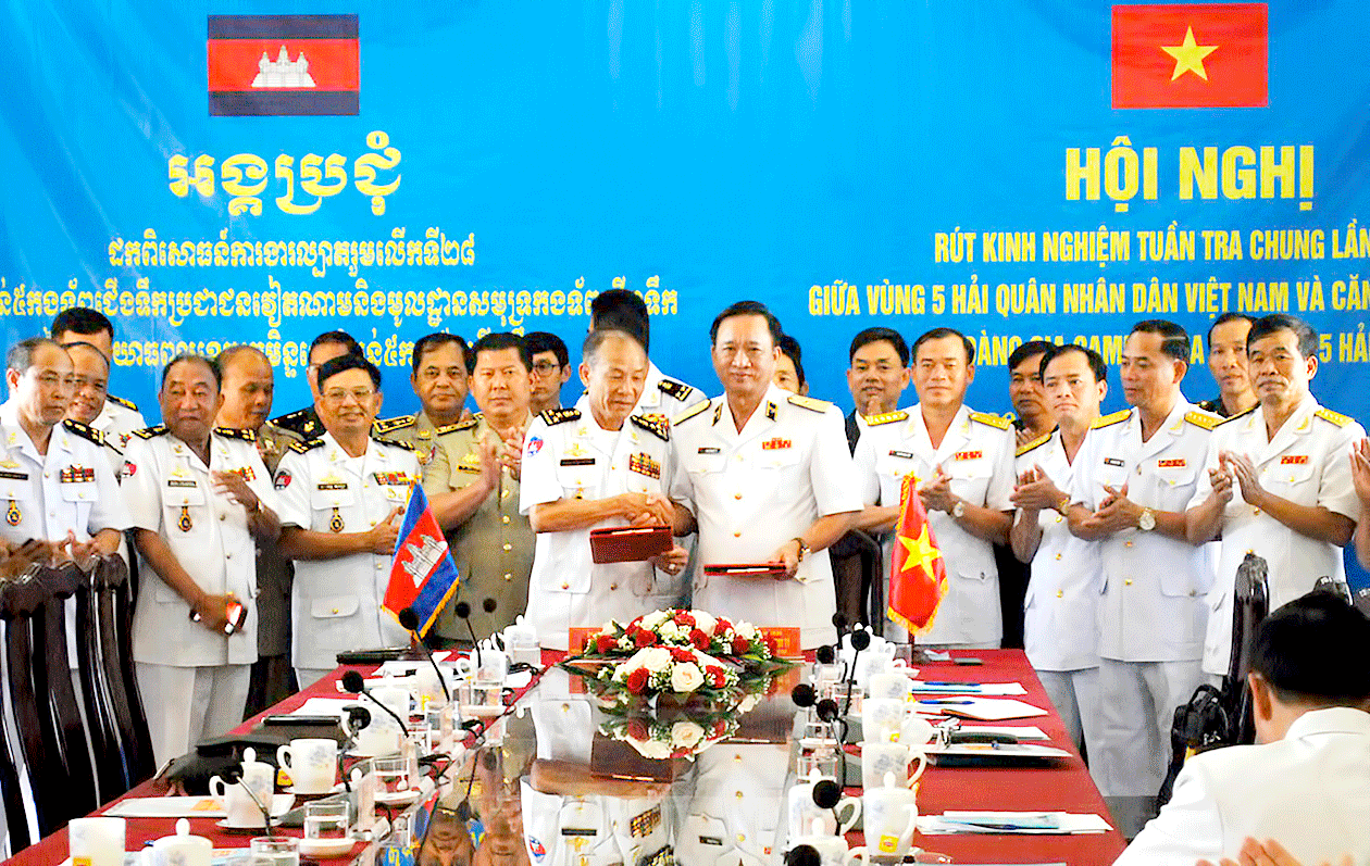 Đại diện Hải quân Việt Nam và Hải quân Campuchia ký kết chương trình tuần tra chung năm 2020. Ảnh: TÍN HUY