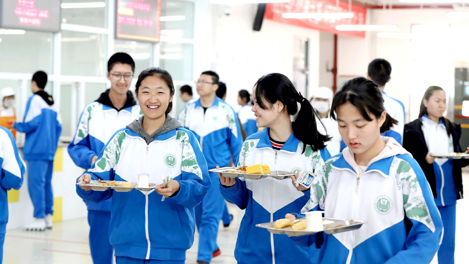 Học sinh tại một trường trung học ở Bắc Kinh lấy bữa ăn  tại căn tin