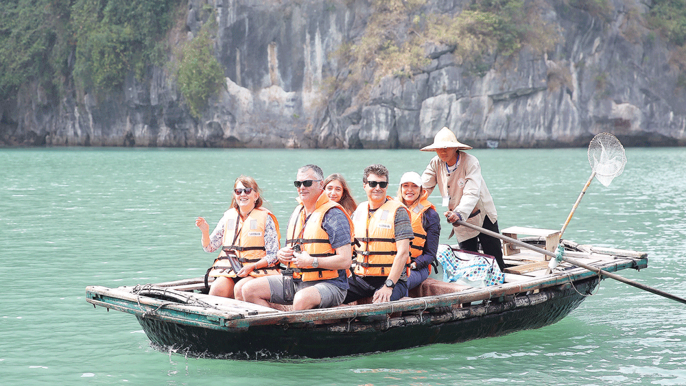 Du khách quốc tế tham quan vịnh Hạ Long (Quảng Ninh) những ngày đầu năm mới 2020