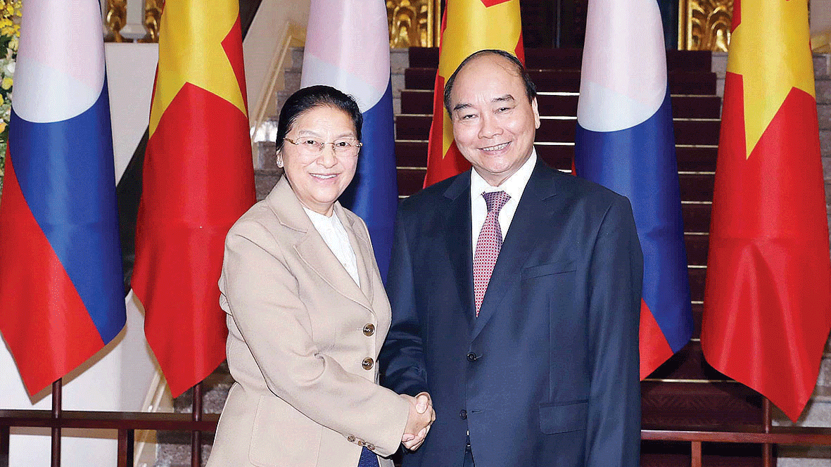 Thủ tướng Nguyễn Xuân Phúc tiếp Chủ tịch Quốc hội Lào Pany Yathotou. Ảnh: TTXVN