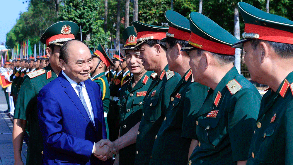 Thủ tướng  Nguyễn Xuân Phúc thăm, kiểm tra  công tác sẵn sàng chiến đấu, trực tết tại Bộ Tư lệnh  Quân khu 9. Ảnh: TTXVN