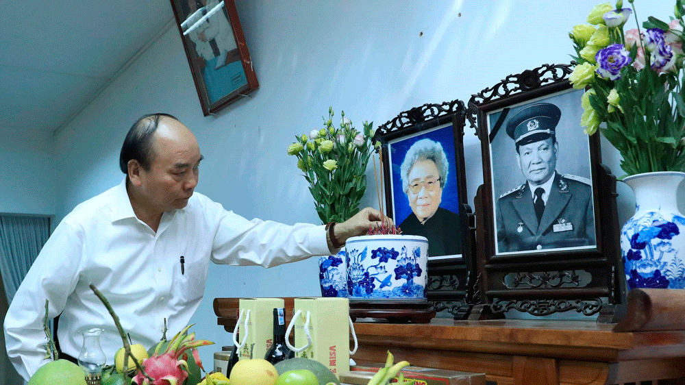 Thủ tướng  Nguyễn Xuân Phúc  đến dâng hương  tưởng nhớ  nguyên Chủ tịch nước  Lê Đức Anh. Ảnh: TTXVN